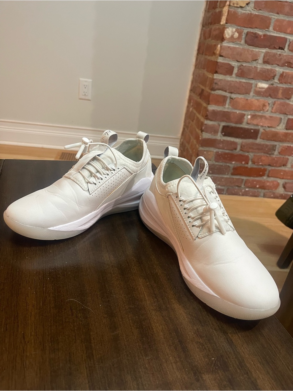 Clove Classic Sneakers in Brilliant White, featuring bungee laces size 6.5